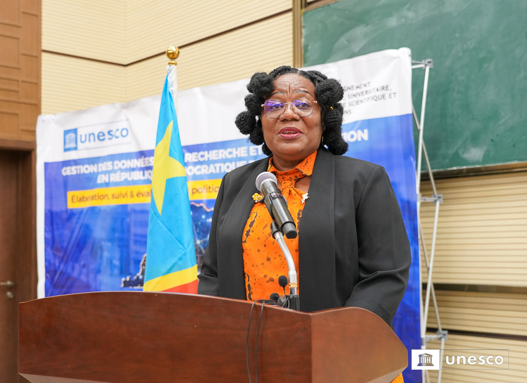 UNESCOKinshasa's tweet photo. 🎯 Amélioration des statistiques nationales de recherche et d’innovation : cap vers des données fiables, accessibles et bien gouvernées

✳️ L’#UNESCO appuie du 16 au 17 février 2026 à #Kinshasa une réunion multipartite dédiée à l’amélioration de la gestion des données nationales de recherche et d’innovation.

✳️ Tenue en partenariat avec le ministère de l’Enseignement Supérieur, Universitaire, Recherche Scientifique et Innovation, de l’Institut National des Statistiques et de l'Agence de développement de l'Union africaine-NEPAD (AUDA-NEPAD), la rencontre permet de renforcer la collaboration pour accompagner la #RDC dans sa transformation numérique.

✳️ Pour l’UNESCO, la maîtrise des données de la recherche et de l’innovation constitue un enjeu de #souverainetéscientifique et de #développementdurable. « La production de données n’est pas un exercice statistique. C’est un acte stratégique. Les données constituent le socle d’une #gouvernance moderne et efficace », Dixit Dr @isaiasbr, Représentant de l’UNESCO en RDC.

✳️ Les travaux lancés officiellement par la Professeure Marie-Thérèse Sombo Safi, Ministre de l’#ESURSI, rassemblent près d’une cinquantaine d’experts, institutions publiques, secteur privé et partenaires techniques et financiers pour : 
👉 Renforcer la coordination nationale ;
👉 Améliorer la production des indicateurs de la science, de la technologie et de l’innovation selon les normes internationales ;
👉 Accélérer la digitalisation des enquêtes ;
👉 Appuyer des politiques fondées sur des données fiables et harmonisées.
#RDC #UNESCO #RechercheScientifique #Gouvernance
#Innovation #Technologie #Données @cabinet_esuRDC