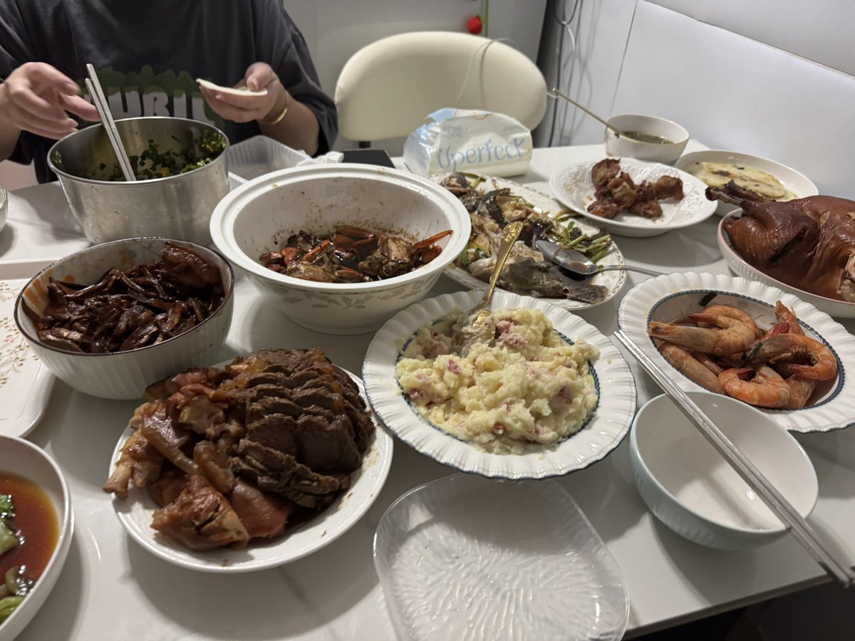 补发昨日练肩😆 今日饮食土豆沙拉+牛肉 各位记得保持训练哦😆，大家新年快乐🎉