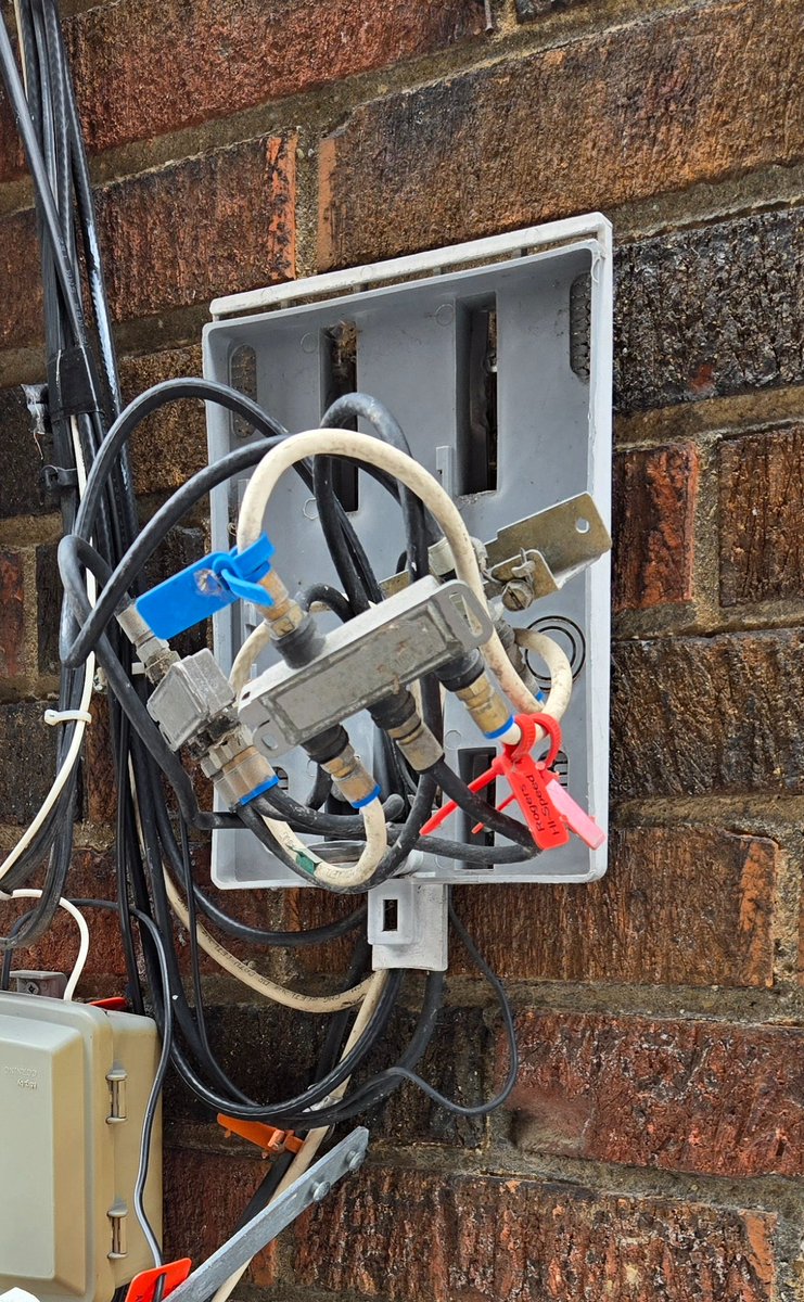 outloudkat's tweet photo. @RogersHelps  How can I request a tech come to my house to deal with unused wires? We do not use Rogers anymore and need things cleaned up. Thanks! https://t.co/VoCsFyLETI