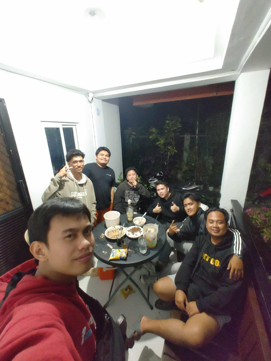 thetrapkiddd's tweet photo. Inuman session pero 'di na kompleto. Unti-unti ng nagiging busy, apat na kaming pro, yung naiwan survival mode parin sa college, pero sana makatagos na rin. Pero ang genuine lang, dati topic namin puro kalokohan, pero now, meron pa rin naman, pero more on work and future na. https://t.co/ixbbAS0N1O