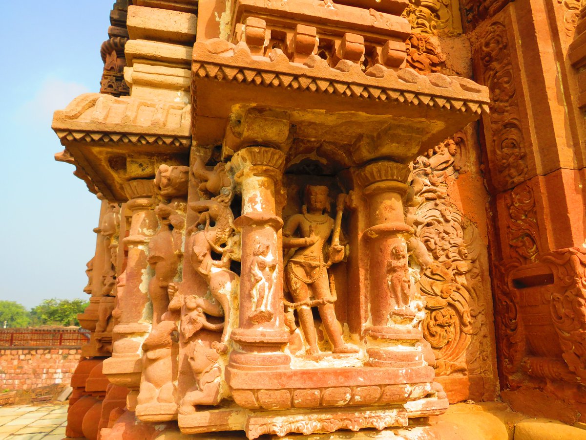 Hiddenheritage's tweet image. On the day of a #solareclipse, sharing pictures of a Sun Temple from Banjari village, #Chattarpur, #MadhyaPradesh. Chandella era shrine dated to the 13th century, kept alive by the faith of the villagers despite being in poor condition. Has a lady as the priest.