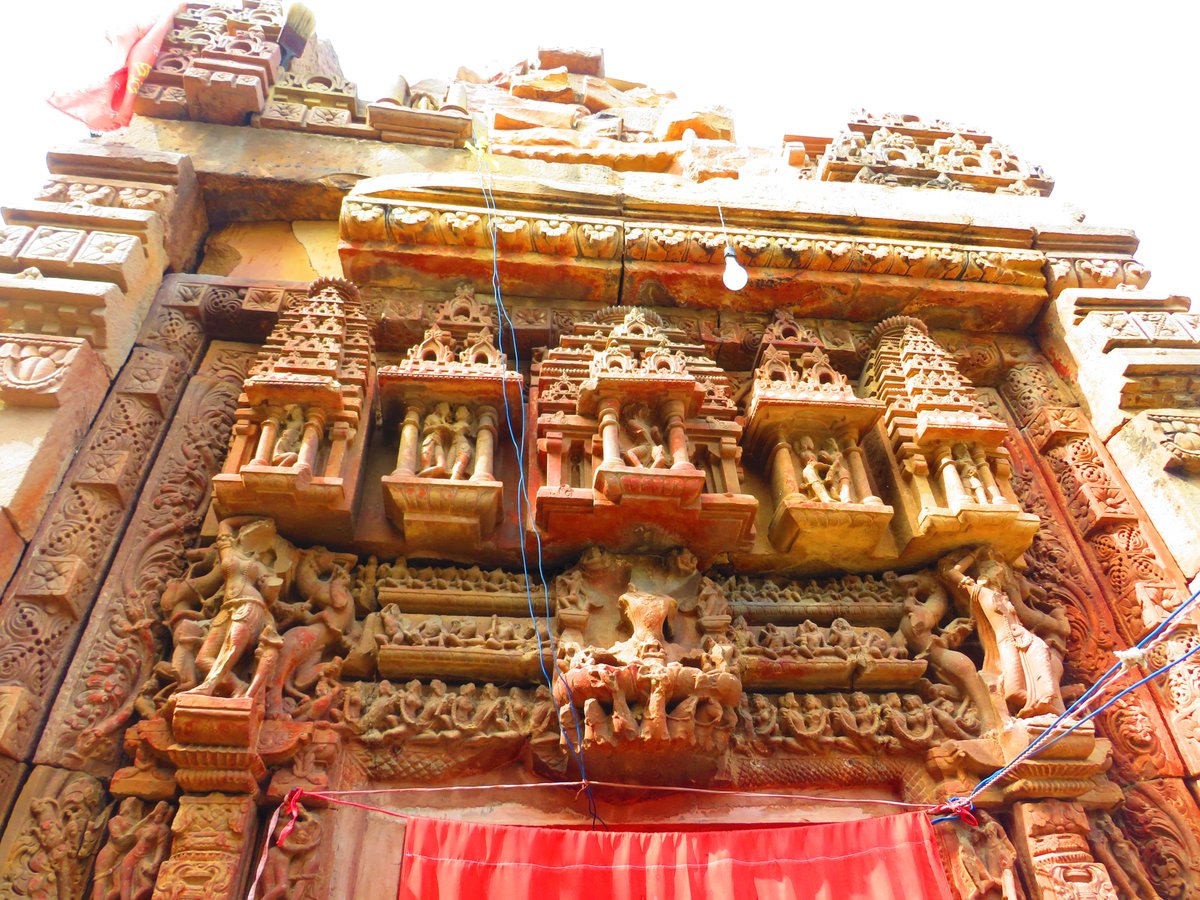 Hiddenheritage's tweet image. On the day of a #solareclipse, sharing pictures of a Sun Temple from Banjari village, #Chattarpur, #MadhyaPradesh. Chandella era shrine dated to the 13th century, kept alive by the faith of the villagers despite being in poor condition. Has a lady as the priest.