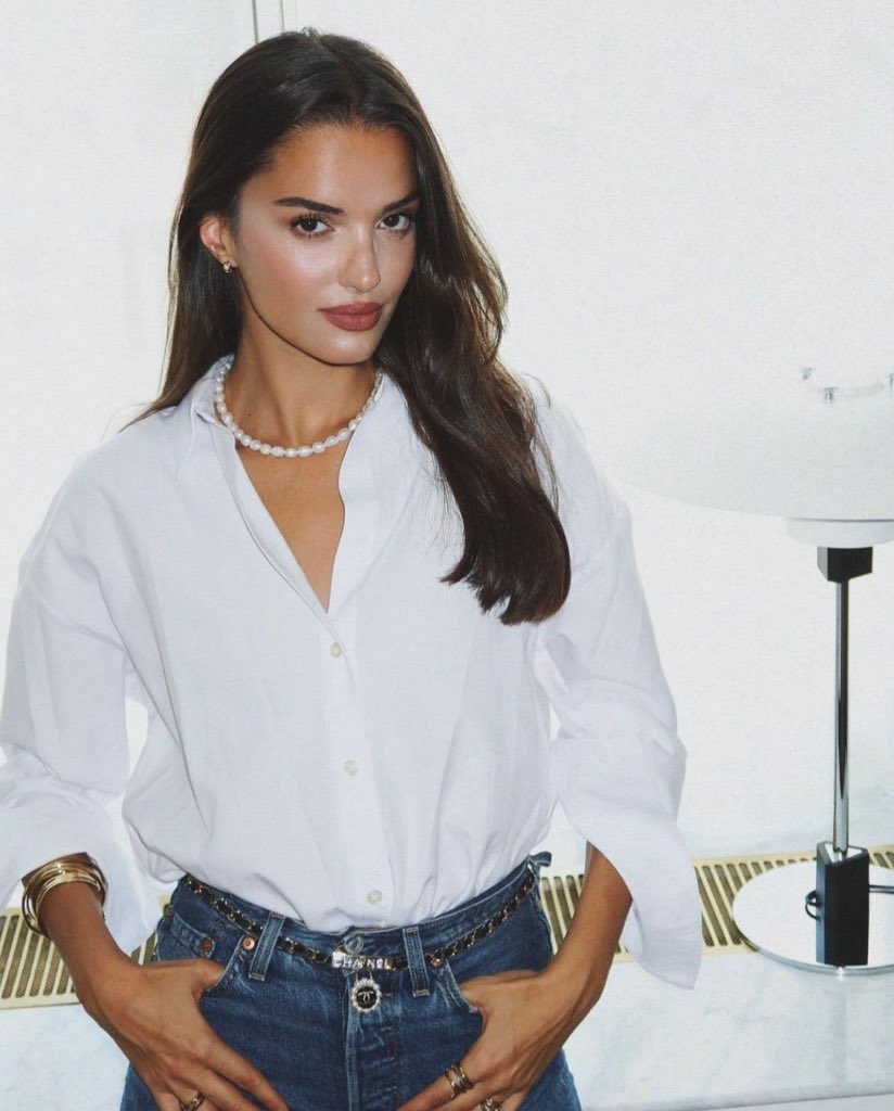 بين الغرور والثقة 
الثقة لا تعني الغرور 
بل أن تزن نفسك بميزان العقل لا العاطفة. 
والكبرياء ليس قسوة 
بل حفظ لكرامة لا تُمنح إلا لمن يستحق.