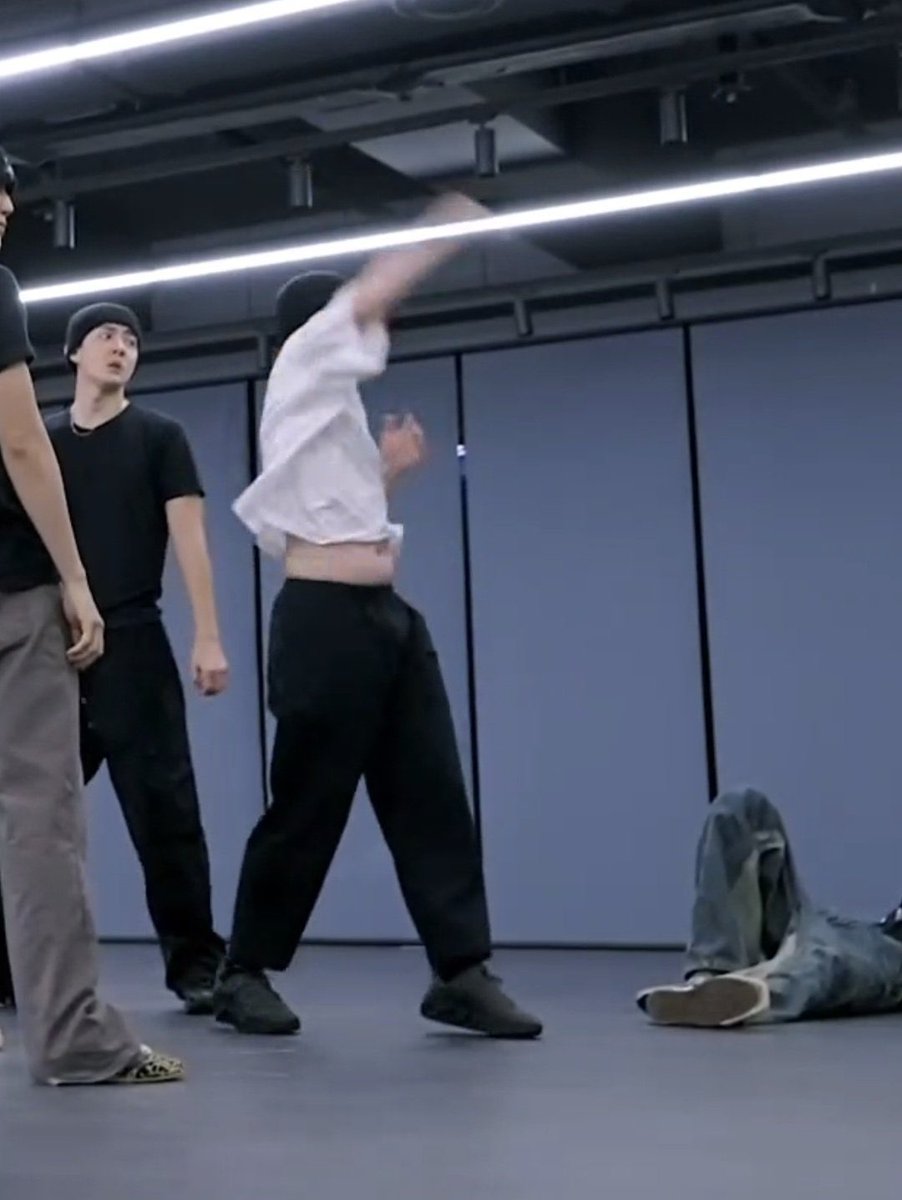 drkaisoo's tweet photo. Noooo kyungsoo's belly he is toooo cute too squishy I wanna pinch it too omg omg omg https://t.co/a0Kf22cXJd