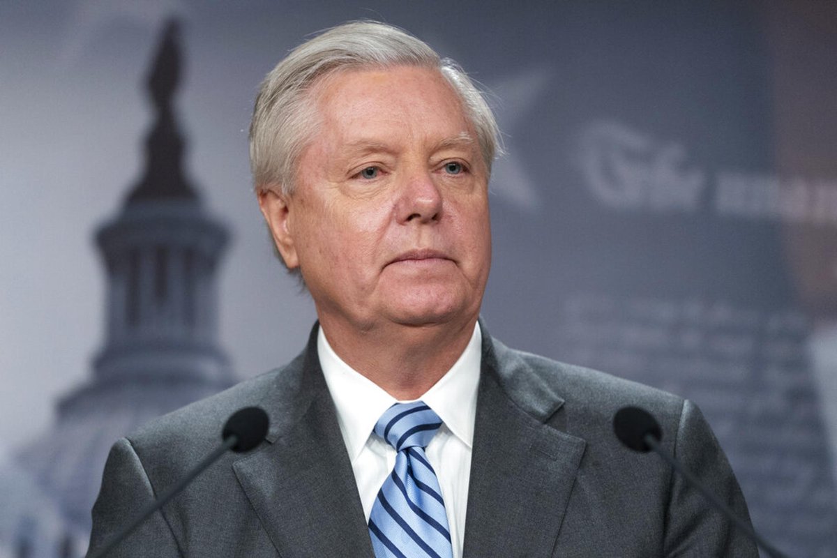 🔴 ABD'li Senatör Lindsey Graham:

İran’daki katil rejim, 1979’dan beri en zayıf döneminde.  Ekonomileri çöktü, orduları zayıflatıldı, halk sokaklarda.

İran halkı baskının sona ermesini istiyor.  Bu anın gereğini yerine getirmeliyiz.