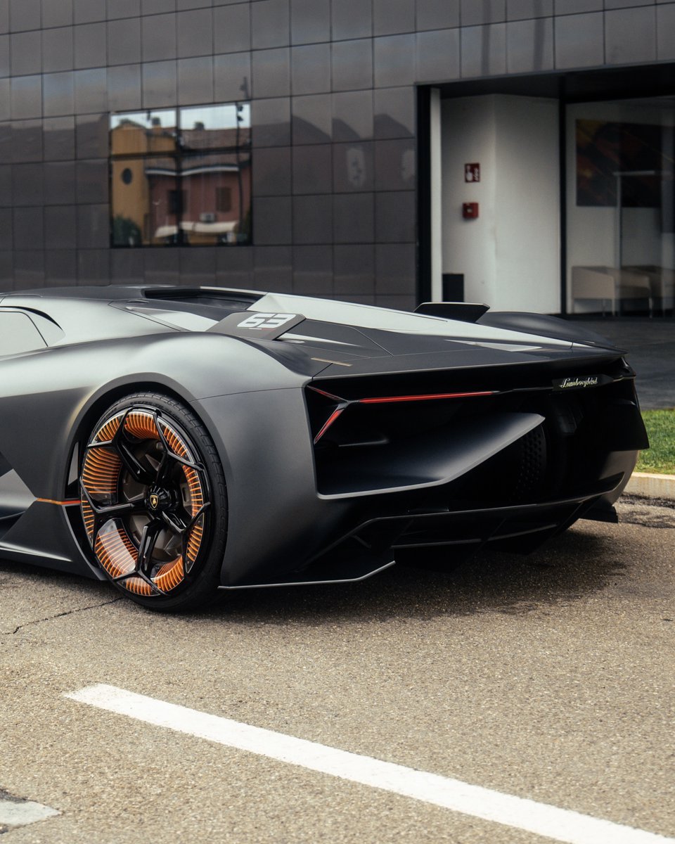 Lamborghini tweet media