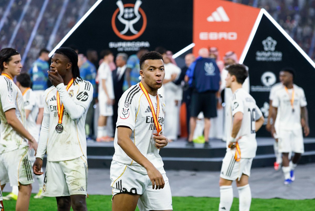 🚨 José Mourinho 🇵🇹 : « 𝗝𝗘 𝗩𝗘𝗨𝗫 𝗘́𝗟𝗜𝗠𝗜𝗡𝗘𝗥 𝗟𝗘 𝗥𝗘𝗔𝗟 𝗗𝗘 𝗟𝗔 𝗟𝗜𝗚𝗨𝗘 𝗗𝗘𝗦 𝗖𝗛𝗔𝗠𝗣𝗜𝗢𝗡𝗦.

Mais 𝗷𝗲 𝘃𝗲𝘂𝘅 𝘃𝗿𝗮𝗶𝗺𝗲𝗻𝘁 𝗾𝘂𝗲 𝗠𝗮𝗱𝗿𝗶𝗱 𝗴𝗮𝗴𝗻𝗲 𝗹𝗮 𝗟𝗶𝗴𝗮, 𝗲𝘁 𝗷𝗲 𝘃𝗲𝘂𝘅 𝗾𝘂'𝗔𝗿𝗯𝗲𝗹𝗼𝗮 𝗿𝗲𝘀𝘁𝗲 𝗹𝗲𝘂𝗿