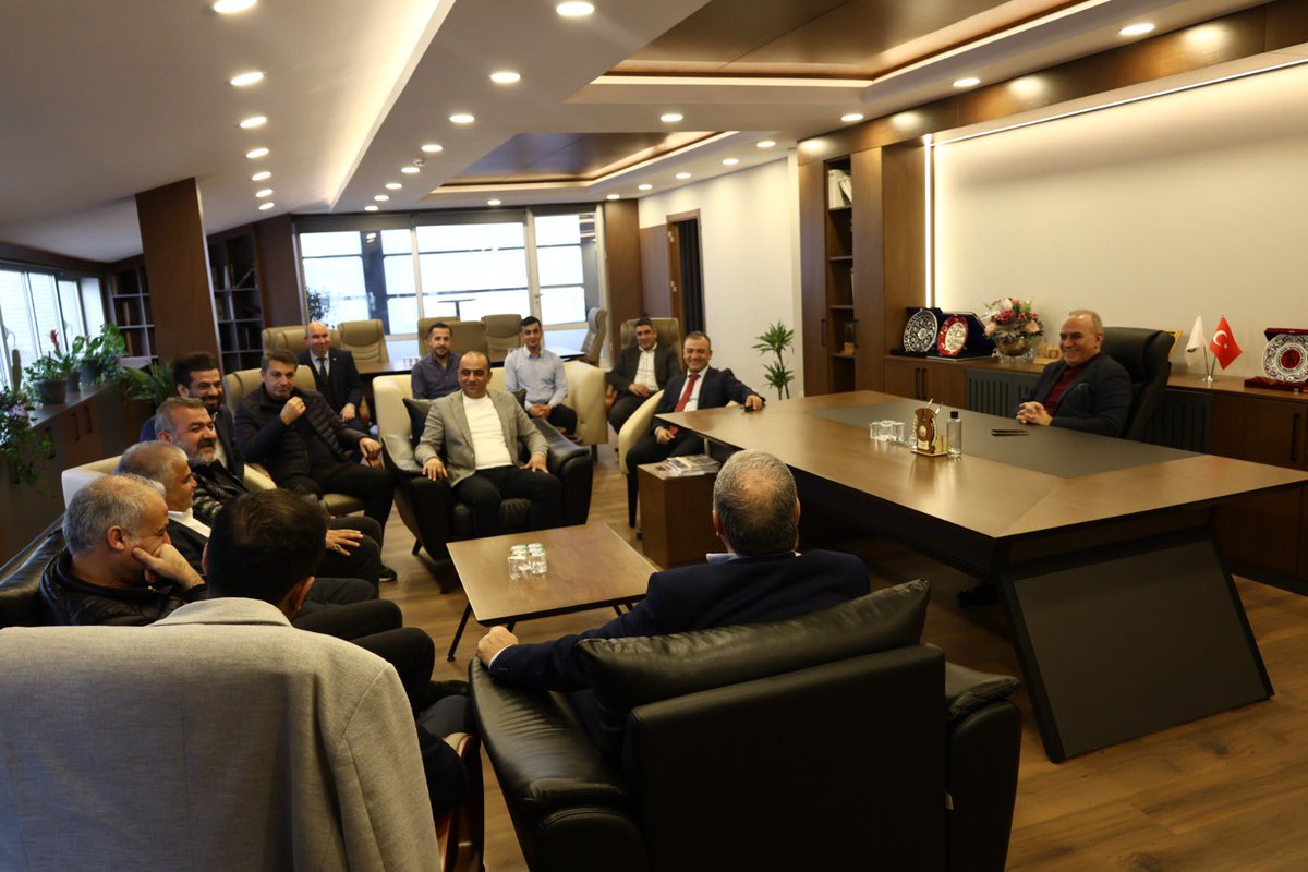 Adıyaman Gergerliler Derneği Başkanı Sayın Yunus Kaya ve kıymetli yönetim kurulu üyeleri ile Ak Parti Adıyaman Merkez ilçe Yönetim Kurulu Üyesi Sayın Hasan Subaşı, Genel Başkanımız Sayın Hasan Göksu’yu ziyaret etti.

Gerçekleşen nazik ziyaret esnasında Mütevelli Heyet Üyemiz