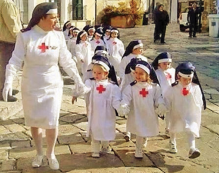 4–6 yaşındaki çocukların camiyi tanıması, Ramazan’ı öğrenmesi, kültürel ve dini bir atmosferi deneyimlemesi neden bir “rejim tehdidi” gibi sunuluyor?
Bu ülkede Noel zamanı okullarda yılbaşı etkinliği yapılırken, Avrupa’da çocuklar kiliselerde ilahiler söylerken, Vatikan’da çocuk