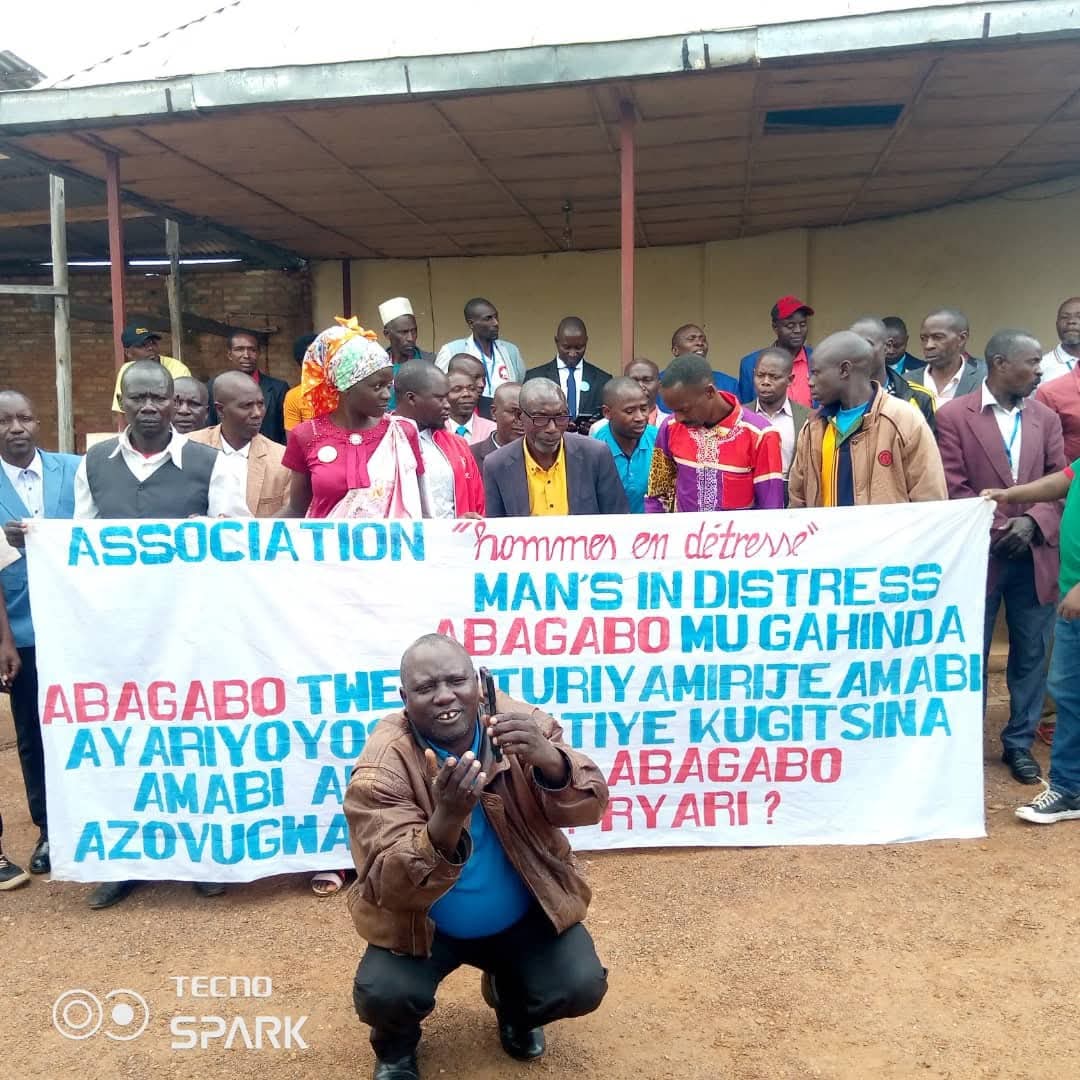 MagazineJimbere's tweet image. 👥 À #Kayanza (@PButanyerera), l’association « Hommes en détresse » dénonce le manque de moyens de transport et de communication, ainsi que les difficultés d’accès aux lieux où sont signalées des violences envers les hommes

🗣️ Le 15 février 2026, son représentant légal,