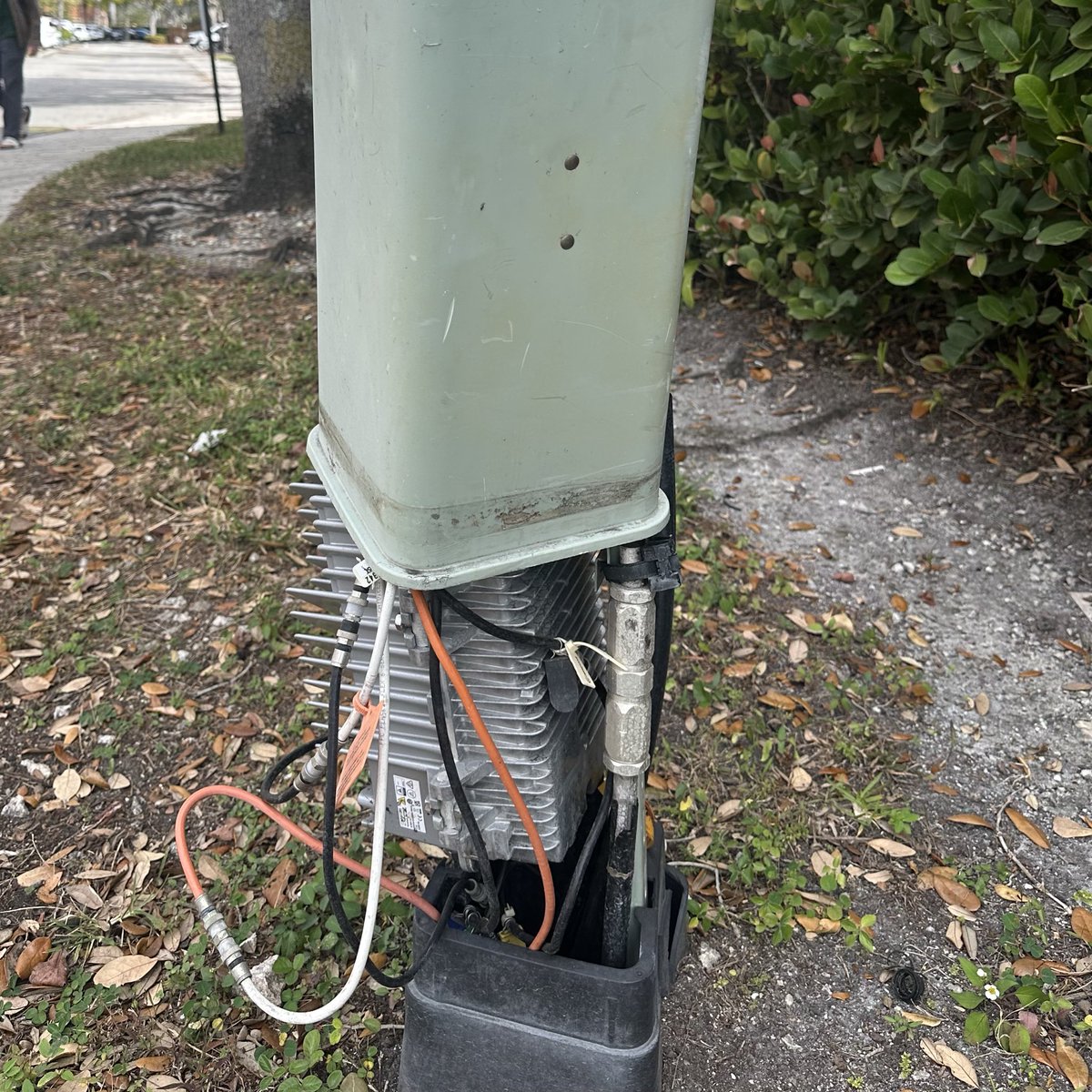 oscarpt's tweet photo. @XfinitySupport 

I'm reporting a serious quality and safety issue with Comcast/Xfinity installation in our community. A utility pedestal has been left with the access panel open, exposing internal equipment including wiring, amplifiers, and other components. https://t.co/5P8fOuZD4U