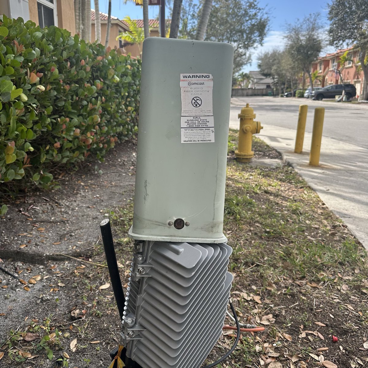 oscarpt's tweet photo. @XfinitySupport 

I'm reporting a serious quality and safety issue with Comcast/Xfinity installation in our community. A utility pedestal has been left with the access panel open, exposing internal equipment including wiring, amplifiers, and other components. https://t.co/5P8fOuZD4U
