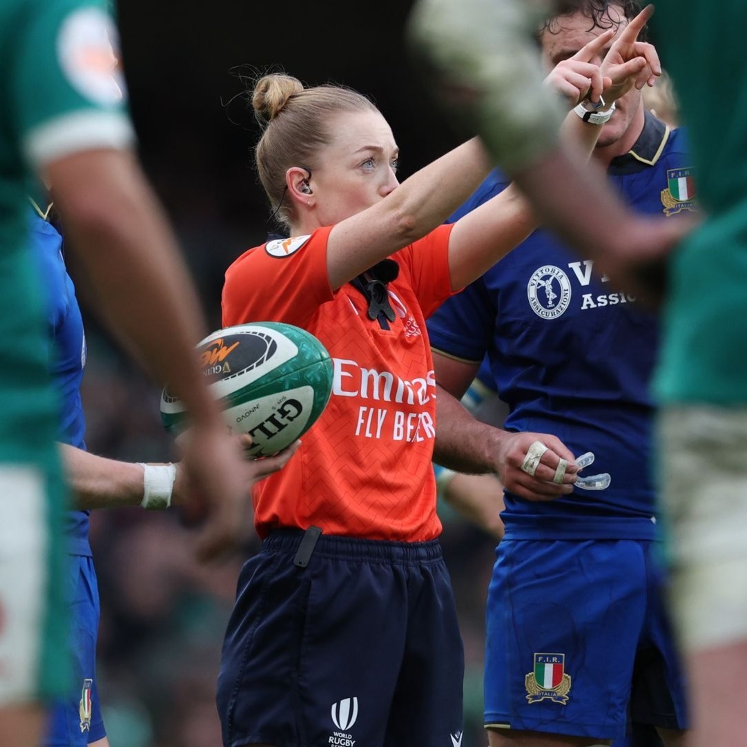 Tras la derrota de Italia ante Irlanda en Dublín por la Fecha 2 del Guinness Men's 6 Naciones 2026, el capitán Michele Lamaro detuvo su conferencia de prensa para dedicar un emotivo y espontáneo discurso a la árbitra Hollie Davidson, quien hizo historia el sábado al convertirse