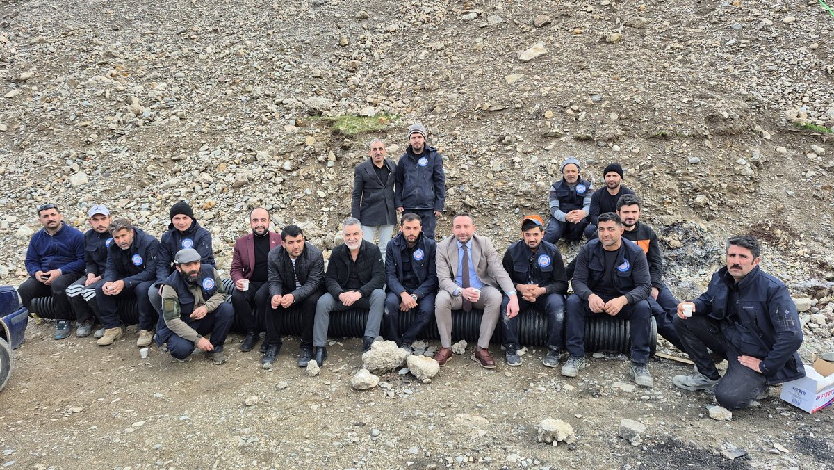 hizmetiselazig's tweet photo. Hizmet-İş Sendikası Elazığ Şube Başkanımız Gökhan Arpa, Keban Belediyesi bünyesinde görev yapan kıymetli üyelerimizle bir araya geldi. Sahada mesai başında olan emekçi kardeşlerimizi ziyaret ederek yürütülen çalışmaları yerinde gördü, talep ve önerileri dinledi. https://t.co/4XTNE9wxv7