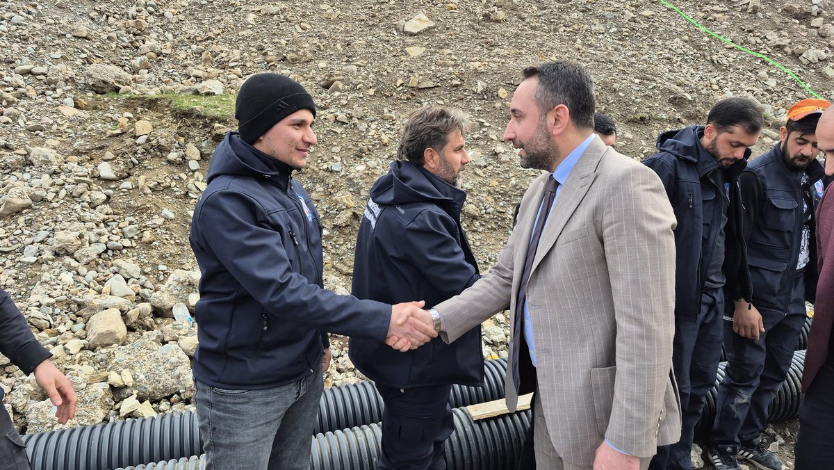 hizmetiselazig's tweet photo. Hizmet-İş Sendikası Elazığ Şube Başkanımız Gökhan Arpa, Keban Belediyesi bünyesinde görev yapan kıymetli üyelerimizle bir araya geldi. Sahada mesai başında olan emekçi kardeşlerimizi ziyaret ederek yürütülen çalışmaları yerinde gördü, talep ve önerileri dinledi. https://t.co/4XTNE9wxv7