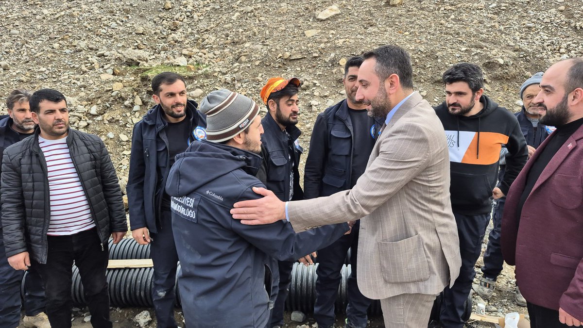 hizmetiselazig's tweet photo. Hizmet-İş Sendikası Elazığ Şube Başkanımız Gökhan Arpa, Keban Belediyesi bünyesinde görev yapan kıymetli üyelerimizle bir araya geldi. Sahada mesai başında olan emekçi kardeşlerimizi ziyaret ederek yürütülen çalışmaları yerinde gördü, talep ve önerileri dinledi. https://t.co/4XTNE9wxv7