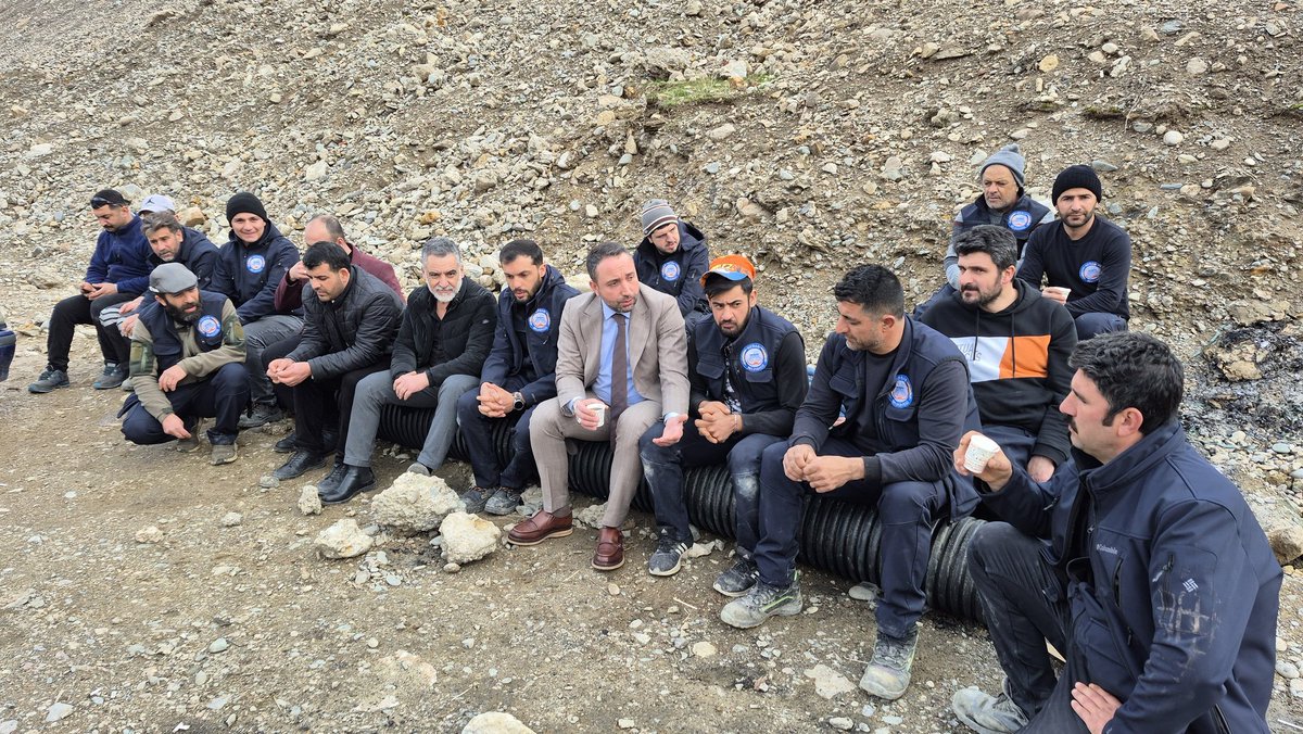 hizmetiselazig's tweet photo. Hizmet-İş Sendikası Elazığ Şube Başkanımız Gökhan Arpa, Keban Belediyesi bünyesinde görev yapan kıymetli üyelerimizle bir araya geldi. Sahada mesai başında olan emekçi kardeşlerimizi ziyaret ederek yürütülen çalışmaları yerinde gördü, talep ve önerileri dinledi. https://t.co/4XTNE9wxv7