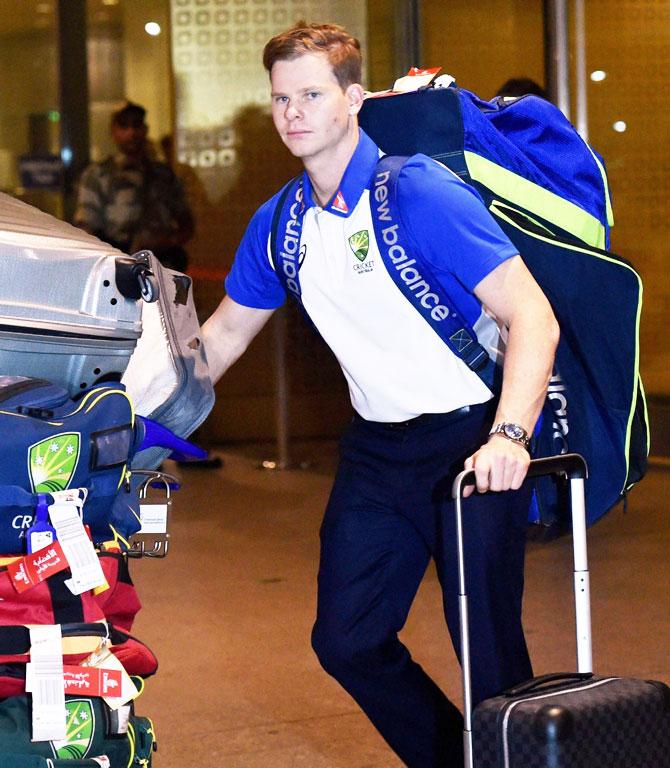 Smith is wondering why the whole team came to pick him up at the airport 😭
#AusVsSL