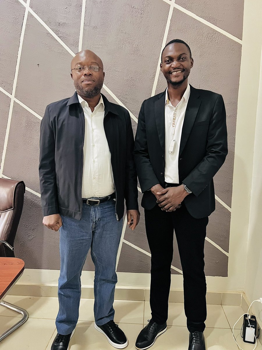 OlivierMKO's tweet photo. On dit en côtoyant les grands, on devient Grand.
Je suis content de rencontrer mon aîné Kulutu @jodyDanielNKASH
#radiookapi #kinshasa #RDC #okapiservice #LUALABA_KOLWEZI https://t.co/Y5UGxScr4U