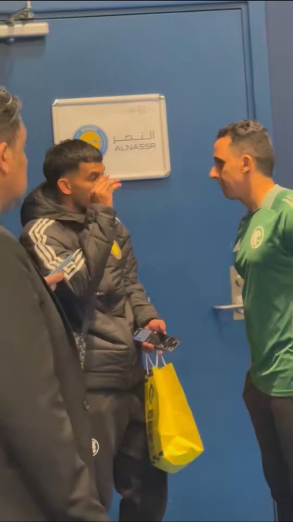 بعض المصادر تقول ان هذا سبب منع التصوير داخل الملاعب