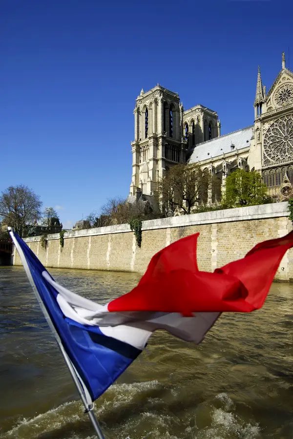 Pays le plus visité au monde chaque année (2000-2025) :

2000 - France 🇫🇷 (~77 millions de visiteurs)
2001 - France 🇫🇷 (~75M)
2002 - France 🇫🇷 (~77M)
2003 - France 🇫🇷 (~75M)
2004 - France 🇫🇷 (~75M)
2005 - France 🇫🇷 (~76M)
2006 - France 🇫🇷 (~79M)
2007 - France 🇫🇷 (~82M)
2008 -