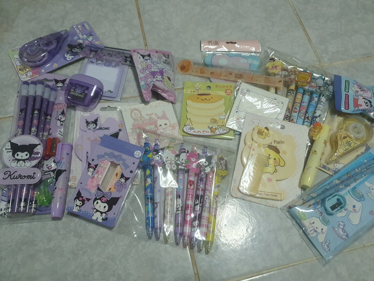 ไปต่อ งานแจก เซ็ตเครื่องเขียน 📝🖋 2เซ็ตค่ะ  เลือกไม่ได้น๊า เน้น ""รี"" สุ่มพรุ่งนี้ จัดไป  🎉