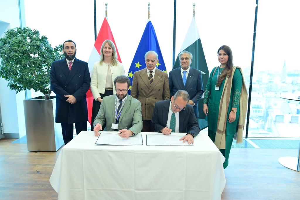 Prime Minister Muhammad Shehbaz Sharif and Vice President of Austrian Federal Economic Chamber Carmen Goby witnessing the signing ceremony of MOU between Pakistani and Austrian companies. 🇵🇰🇦🇹

#PMShehbazInAustria
