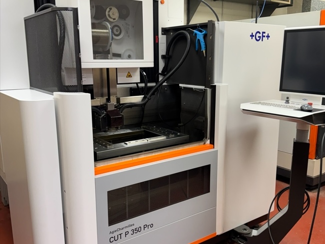 EdgeUpdate's tweet photo. For Sale - AgieCharmilles CUT P 350 Pro
New in 2022, Has 1,326 Cut Hours, System 3R Tooling
For quote: https://t.co/qhSTXMho6f https://t.co/kKDpCz9oHG