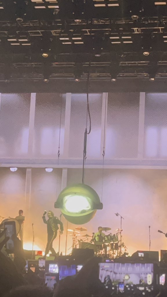 En el concierto de MCR  tuve la dicha  de ver a mis amixes y poder darles un aventón, yo recuerdo que cuando los vi por primera vez (Zero fest) no pude  regresar a casa porqué no encontré metro, tenía tan solo 14 años, fue horrible y ahora quisie hacer la diferencia para ellxs🫰🏾