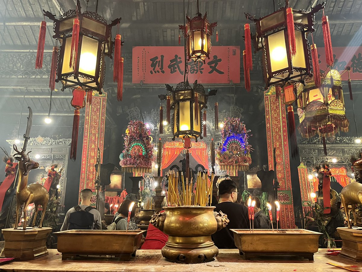clarkyboy2002's tweet photo. People mark the start of Year of the Horse by praying for good fortune and making paper offerings at the Man Mo temple in #HongKong’s Sheung Wan district shortly after midnight. #CNY2026 https://t.co/EnkFlVEsJu