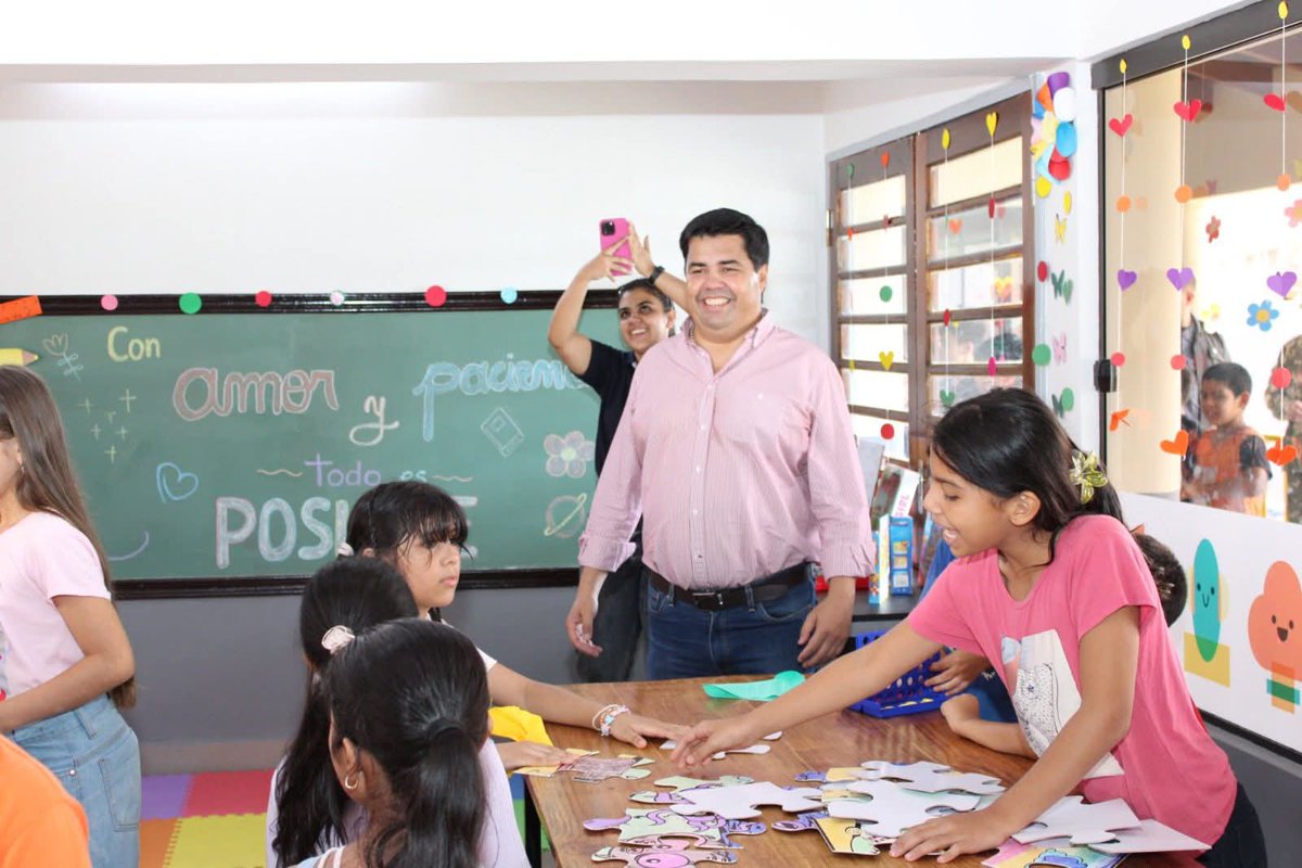 Luisbenitez_py's tweet photo. #Encarnación | Hoy, a través de la @ebypy entregamos el renovado Centro Abrazo del barrio San Pedro al @MINNAParaguay

Un espacio que protege el futuro de niños y niñas de más de 300 familias de la zona 🙌🏻

#GobiernoDelParaguay 🇵🇾 https://t.co/menNHoWPdg