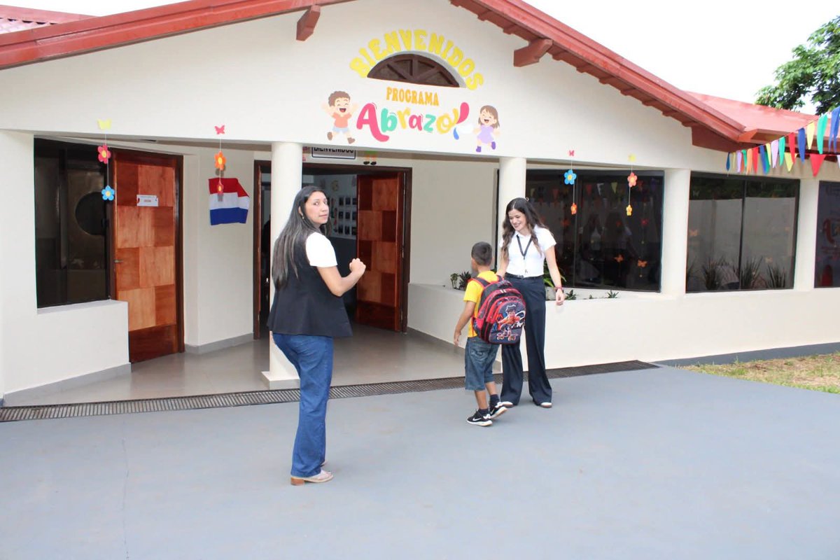 Luisbenitez_py's tweet photo. #Encarnación | Hoy, a través de la @ebypy entregamos el renovado Centro Abrazo del barrio San Pedro al @MINNAParaguay

Un espacio que protege el futuro de niños y niñas de más de 300 familias de la zona 🙌🏻

#GobiernoDelParaguay 🇵🇾 https://t.co/menNHoWPdg