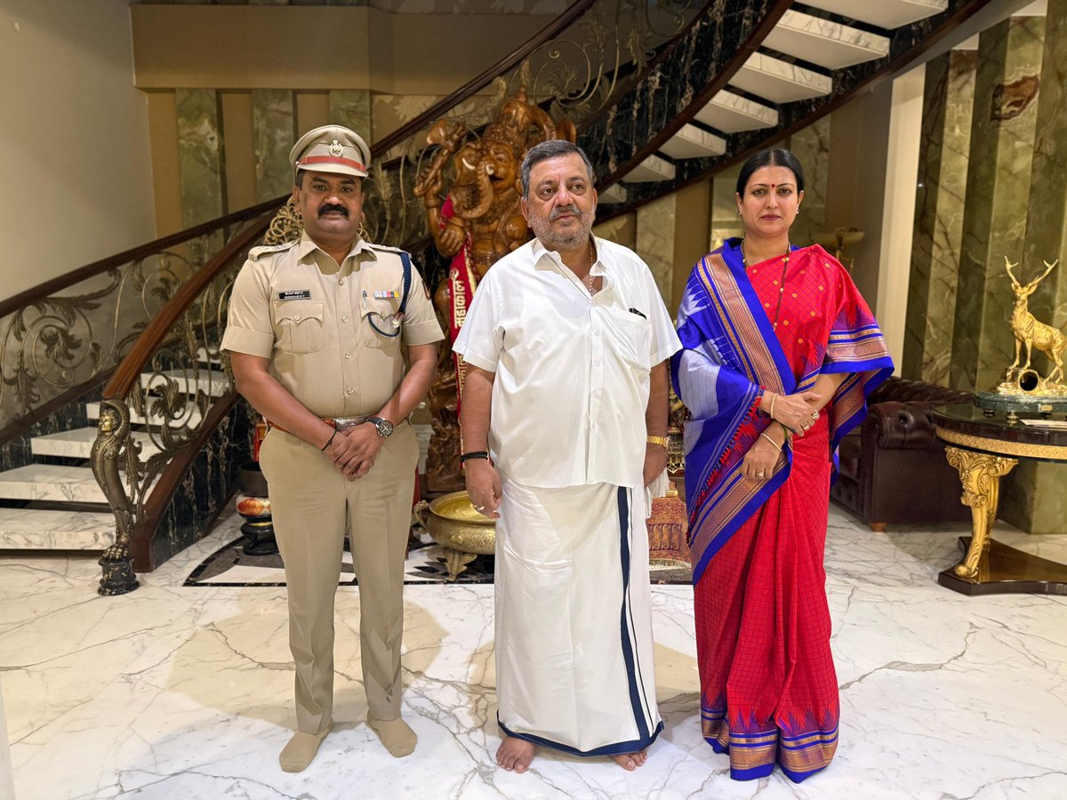 SS_Mallikarjun_'s tweet photo. ದಾವಣಗೆರೆಯ ಗೃಹಕಚೇರಿಗೆ ಭೇಟಿ ನೀಡಿದ ನೂತನ ಜಿಲ್ಲಾ ಪೋಲೀಸ್ ವರಿಷ್ಠಾಧಿಕಾರಿಗಳಾದ ಶ್ರೀ ಶೇಖರ್ ಎಚ್ ತೆಕ್ಕಣ್ಣನವರ್ ಅವರಿಗೆ ಶುಭಕೋರಲಾಯಿತು.
#Davangere #DistrictPolice #SuperintendentOfPolice
#SPVisit #CourtesyVisit https://t.co/DjX4bsb3xw