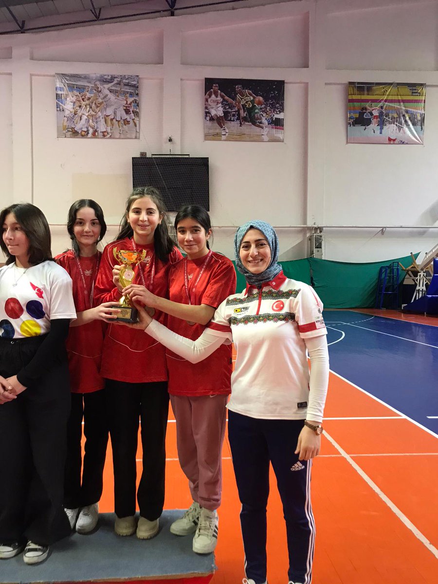 KorganYbo's tweet photo. 12-13 Şubat tarihlerinde Fatsa 75.Yıl Spor Salonu'nda düzenlenen Floor Curling Yıldızlar İl finallerinde okulumuz Korgan YBO;
🎖️ kız takımımız ilde 4.
🎖️ karma takımımız ilde 4.
olarak turnuvayı tamamladılar.
Öğrencilerimizi tebrik eder başarılarının devamını dileriz 💐
#spor https://t.co/xLyJ2kYEIJ