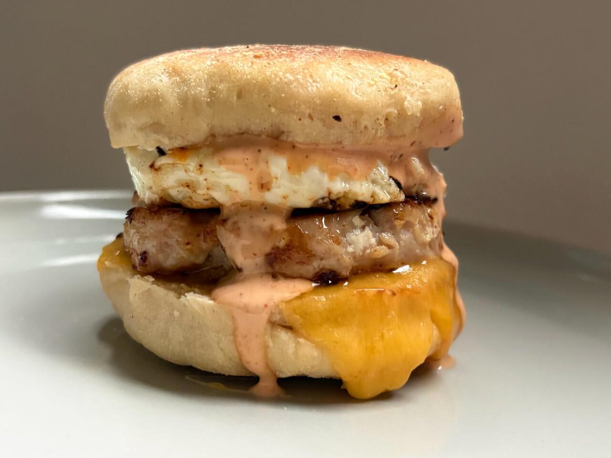 homevsfastfood's tweet image. [Homemade] Egg, Sausage, Cheddar Sandwich on Homemade English Muffin with chipotle Mayo
👉 homecookingvsfastfood.com
#HomemadeBreakfast #EggSausageCheddar #EnglishMuffinDelight #ChipotleMayo #BrunchInspo #homecooking #food #recipes #foodpic #foodie #foodlover #cooking #hungry #go…