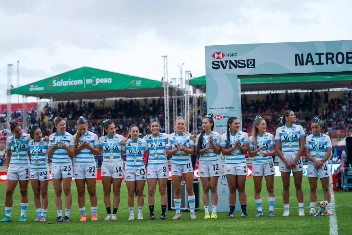 ScrumShutter's tweet image. ¡Oro en Nairobi! 🏆 Argentina Women's Rugby 7s are the champions of the HSBC SVNS 2 Nairobi leg – a perfect way to launch the series. Strength, speed, and heart on full display.

Congratulations, Las Yaguaretés! 🇦🇷✨

#HSBCSVNS2 | #SVNS2Nairobi | #RugbyKE