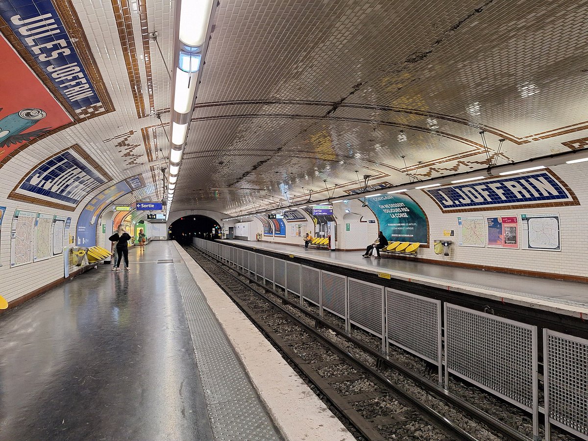 Jules Joffrin 1846-1890 militant socialiste sous le Second Empire puis membre de la Commune de Paris. Sous la Troisième République il est l'un des chefs de file des socialistes. Une station de métro porte son nom, cimetière du Père Lachaise
