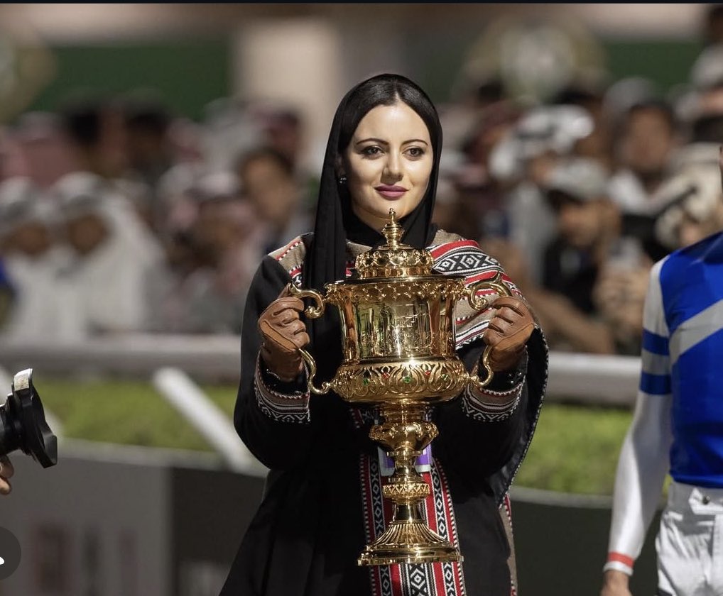 <a href="/almedan8/">عايض البقمي</a> @_Salwa Abuljadayel
حضرت الإعلامية المتميزة سلوى أبو الجدايل في أمسية كأس السعودية بحضور مبهر يعكس احترافية الكلمة وأناقة الظهور كانت لحظة حملها للكأس حتى وضعه على منصة التتويج مشهداً يختصر الشغف والدقة وروح المسؤولية .
سلوى لم تكن مجرد اسم في الحدث بل كانت قيمة مضافة صنعت الفارق