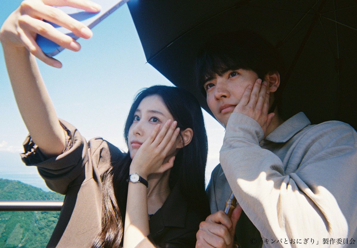 🍙#キンパとおにぎり🫶

今夜11時6分から第6話放送！
放送と同時にNetflixで世界独占見放題配信📣

放送まであと1時間‼️
公式SNS用のスマホでオフショットを撮って
くださる #赤楚衛二 さんと #カンへウォン さんをフィルムカメラでパシャリ📷

▶︎TVerリアルタイム配信ならどこでも