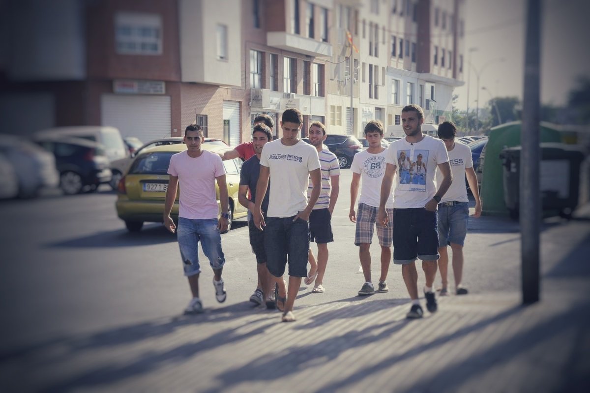 Se les debía pasta, a mitad de temporada el calvocabrón los reunió, "os doy la rescisión para poder iros libres a otros equipos", lo que hubiera significado la retirada del Castellón de 3a división y desaparición.

Ellos prefirieron seguir aquí.

También son héroes de lo de hoy.