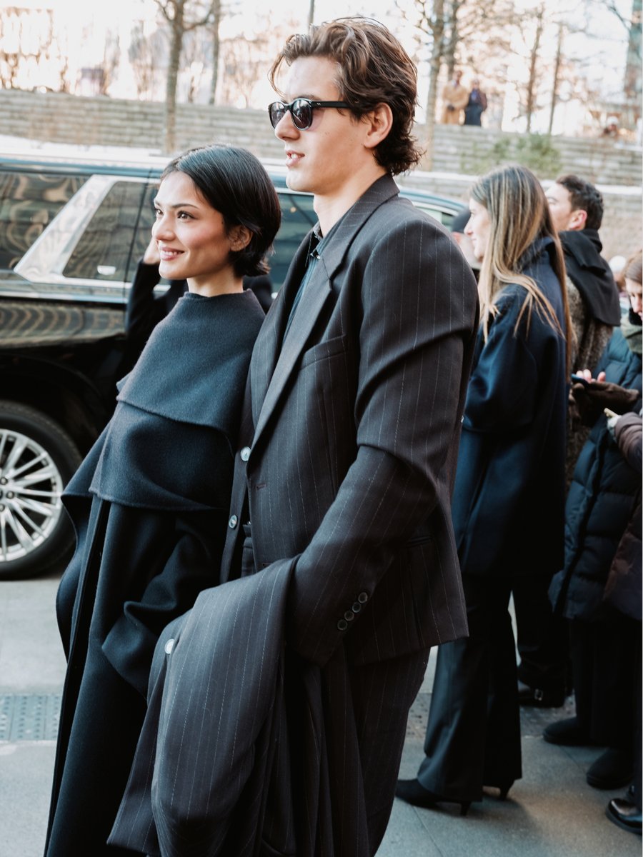 Milk Pansa／ミルク・パンサ、Yesly Dimate／イエスリー・ディマテ、Tony Ozkan／トニー・オズカンをキャッチ。

Veronica Leoni／ヴェロニカ・レオーニによるCalvin Klein Collection 2026 秋。

ニューヨーク、The Shedにて。