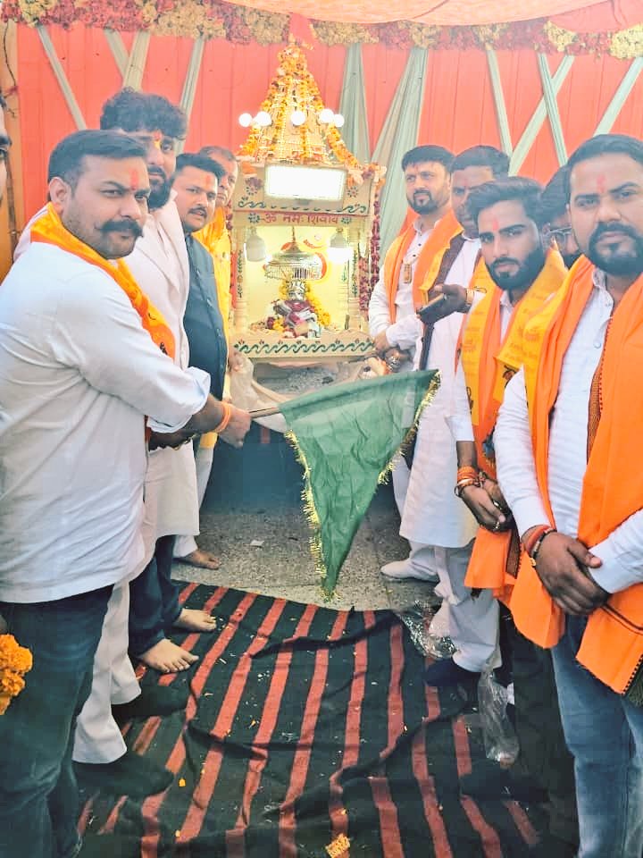 deepaksharmazad's tweet photo. 🔱 शिव और शक्ति के पावन विवाह महोत्सव #महाशिवरात्रि के शुभ अवसर पर 🔱

 प्रिय भैया असीम शर्मा जी (विहिप) के नेतृत्व में
📍 राजराजेश्वर महादेव मंदिर, जयगंज में आयोजित भव्य धार्��िक कार्यक्रम में सम्मिलित हुआ।

🚩 हरि झंडी दिखाकर महादेव बाबा के पावन डोला के साथ निकली शोभायात्रा का शुभारम्भ किया।

पूरा वातावरण “हर हर महादेव” के जयघोष से गुंजायमान हो उठा।

भोलेनाथ से प्रार्थना है कि समस्त श्रद्धालुओं पर अपनी कृपा एवं आशीर्वाद बनाए रखें।

🙏 हर हर महादेव!
🚩 जय श्री राम!

#महाशिवरात्रि #HarHarMahadev #जय_भोलेनाथ #शोभायात्रा #विहिप #अलीगढ़ #सनातन_संस्कृति