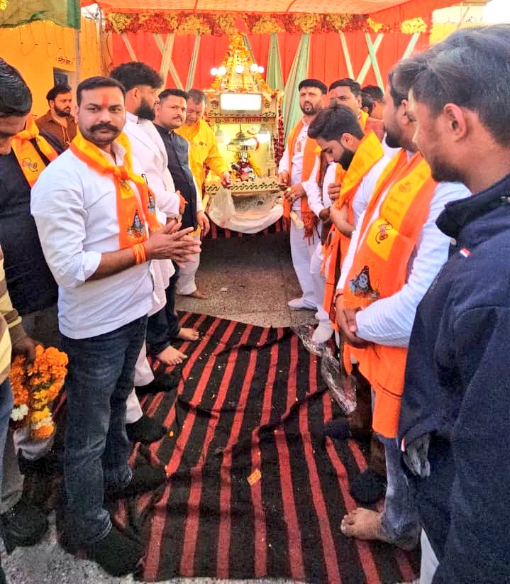 deepaksharmazad's tweet photo. 🔱 शिव और शक्ति के पावन विवाह महोत्सव #महाशिवरात्रि के शुभ अवसर पर 🔱

 प्रिय भैया असीम शर्मा जी (विहिप) के नेतृत्व में
📍 राजराजेश्वर महादेव मंदिर, जयगंज में आयोजित भव्य धार्��िक कार्यक्रम में सम्मिलित हुआ।

🚩 हरि झंडी दिखाकर महादेव बाबा के पावन डोला के साथ निकली शोभायात्रा का शुभारम्भ किया।

पूरा वातावरण “हर हर महादेव” के जयघोष से गुंजायमान हो उठा।

भोलेनाथ से प्रार्थना है कि समस्त श्रद्धालुओं पर अपनी कृपा एवं आशीर्वाद बनाए रखें।

🙏 हर हर महादेव!
🚩 जय श्री राम!

#महाशिवरात्रि #HarHarMahadev #जय_भोलेनाथ #शोभायात्रा #विहिप #अलीगढ़ #सनातन_संस्कृति