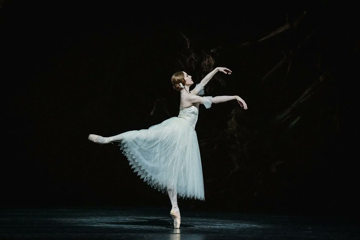 balletjove53402's tweet image. Como son épocas muy Marianela Núñez, aquí tienen las fotos de #Giselle, que volvió el sábado 14 de febrero al escenario principal del Royal Ballet And Opera celebrando también los 99 años de Sir Peter Wright, autor de esta versión!! Como #Albrecht en su debut,