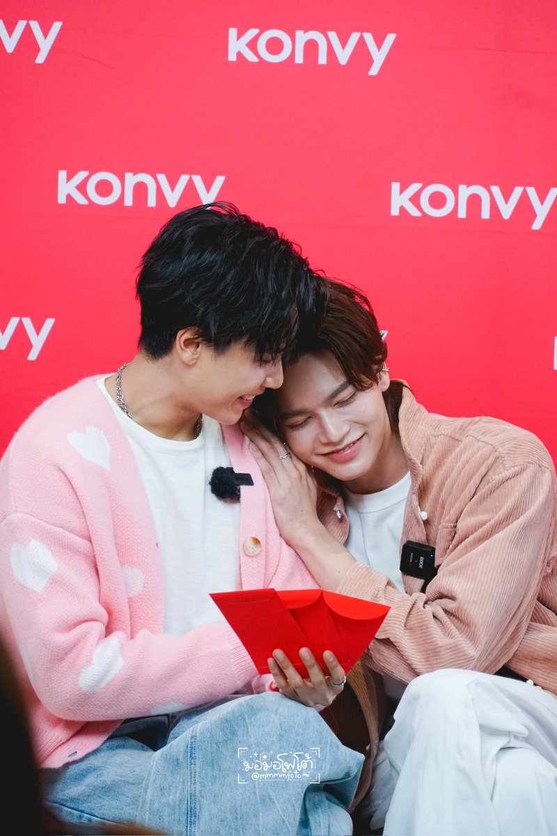 อิจฉาพี่พระเอกตึกฟ้าอักษรย่อ จอ.จาน!!!!

KONVY LIVE X JUNIORMARK

#KonvyliveXJuniorMark