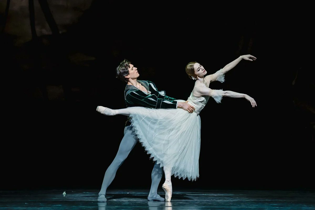 balletjove53402's tweet image. Como son épocas muy Marianela Núñez, aquí tienen las fotos de #Giselle, que volvió el sábado 14 de febrero al escenario principal del Royal Ballet And Opera celebrando también los 99 años de Sir Peter Wright, autor de esta versión!! Como #Albrecht en su debut,