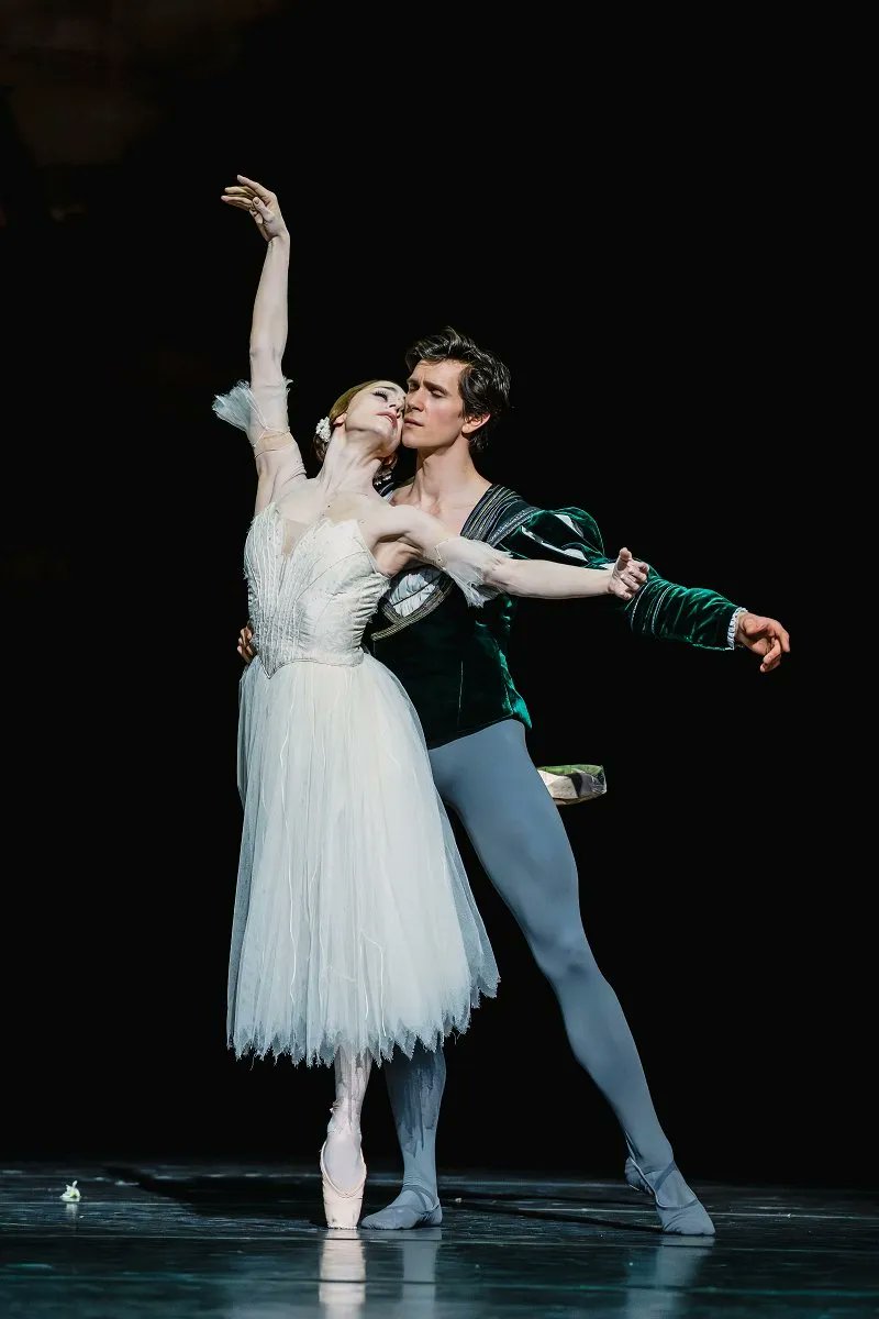 balletjove53402's tweet image. Como son épocas muy Marianela Núñez, aquí tienen las fotos de #Giselle, que volvió el sábado 14 de febrero al escenario principal del Royal Ballet And Opera celebrando también los 99 años de Sir Peter Wright, autor de esta versión!! Como #Albrecht en su debut,