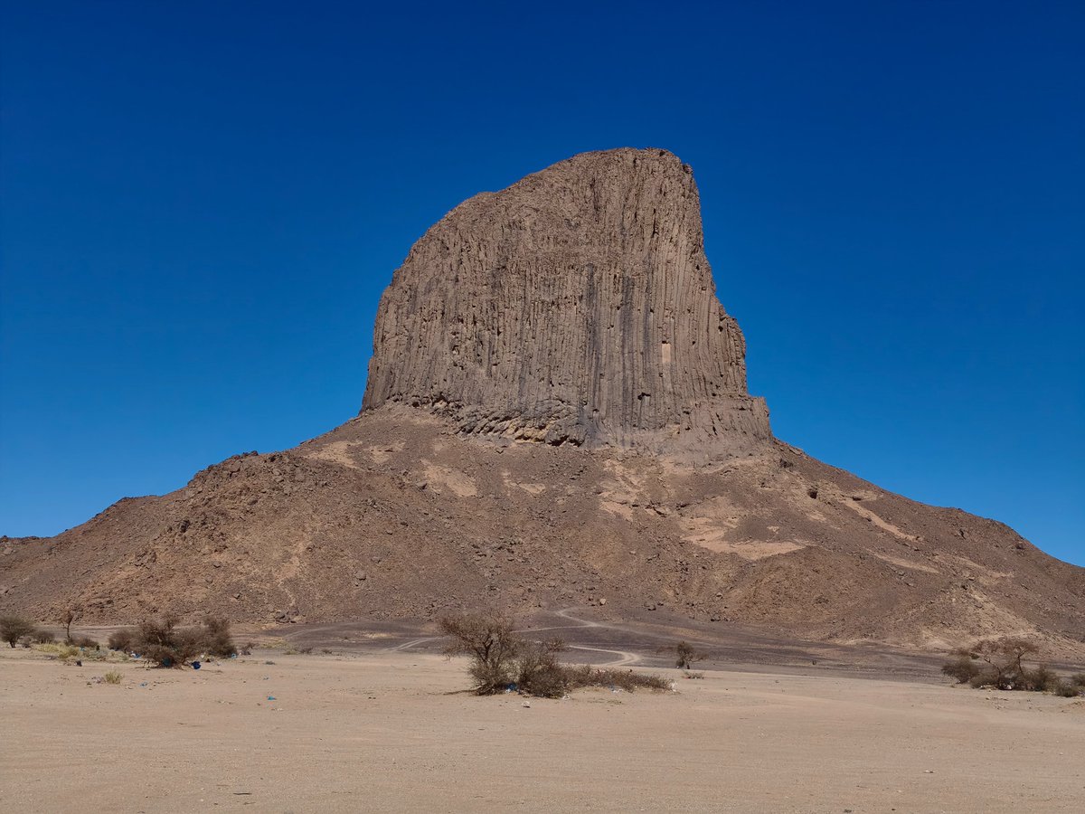 Bmassinefl's tweet photo. An interesting, self‑sponsored journey across the Sahara: at the northern Hoggar Shield, sands laid on outcropping formations in a display of Neogene aeolian erosion. Near Tamanrasset, Mount Iharen rises as a Miocene phonolitic plug, composed of basalts, trachytes and phonolites. https://t.co/cCRVcSnvfG