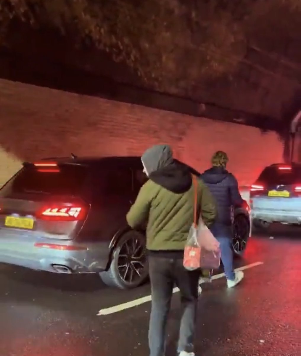 🚨 An Arsenal fan wanted Mikel Arteta to sign an autograph on his jersey for his son.

He walked up to Arteta's car and pleaded for the autograph. The Arsenal coach looked at him and drove away without signing.