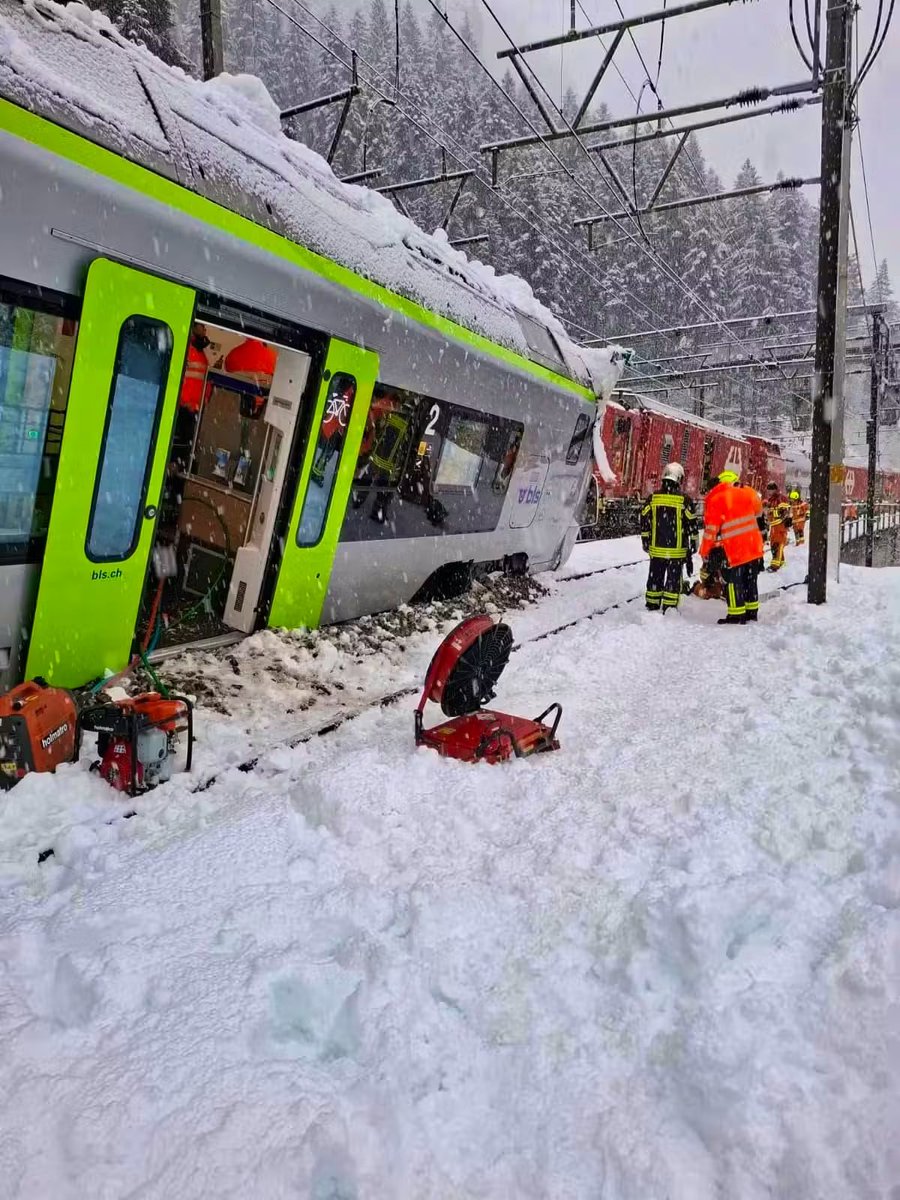 Alpenweerman's tweet photo. Beelden van de maandagochtend rond 7 uur ontspoorde regionale trein van BLS AG, onderweg van #Goppenstein naar #Hohtenn, vlak na het verlaten van de Stockgalerie. De trein ontspoorde tgv een lawine neergang over het spoor. Ten tijde van het incident bevonden zich 29 mensen aan boord. Volgens de meest recente informatie raakten vijf mensen gewond. Eén persoon werd naar het ziekenhuis in Sion gebracht.  📷 via 20Min 🇨🇭
https://t.co/4Y9S0OeeFr